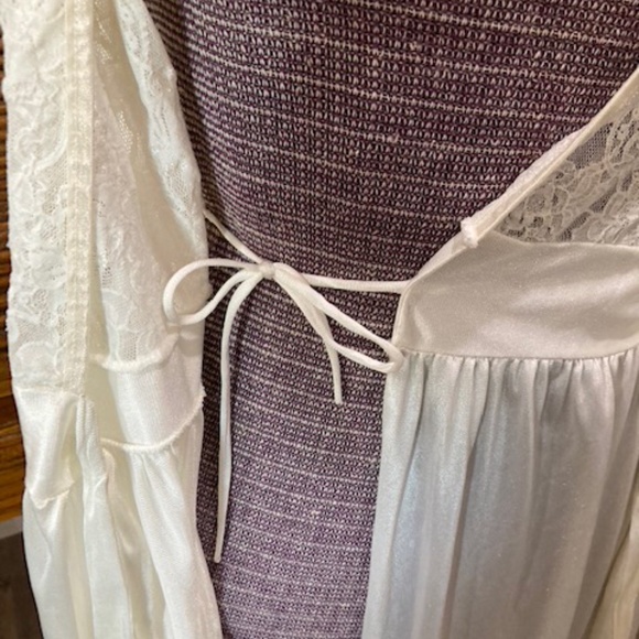 Medium ivory dressing robe - Picture 5 of 5